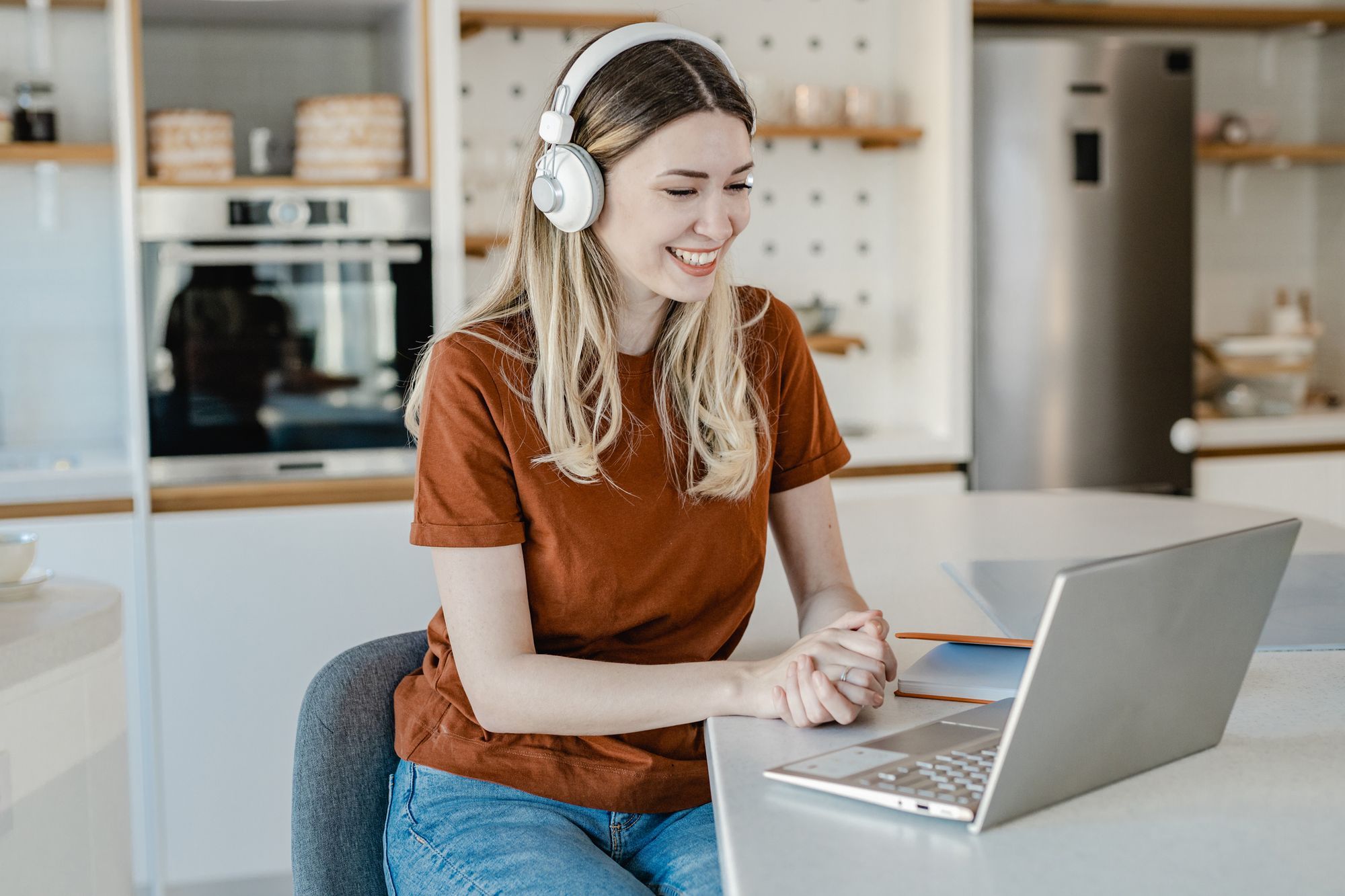 Bild Frau mit Kopfhörern am Laptop